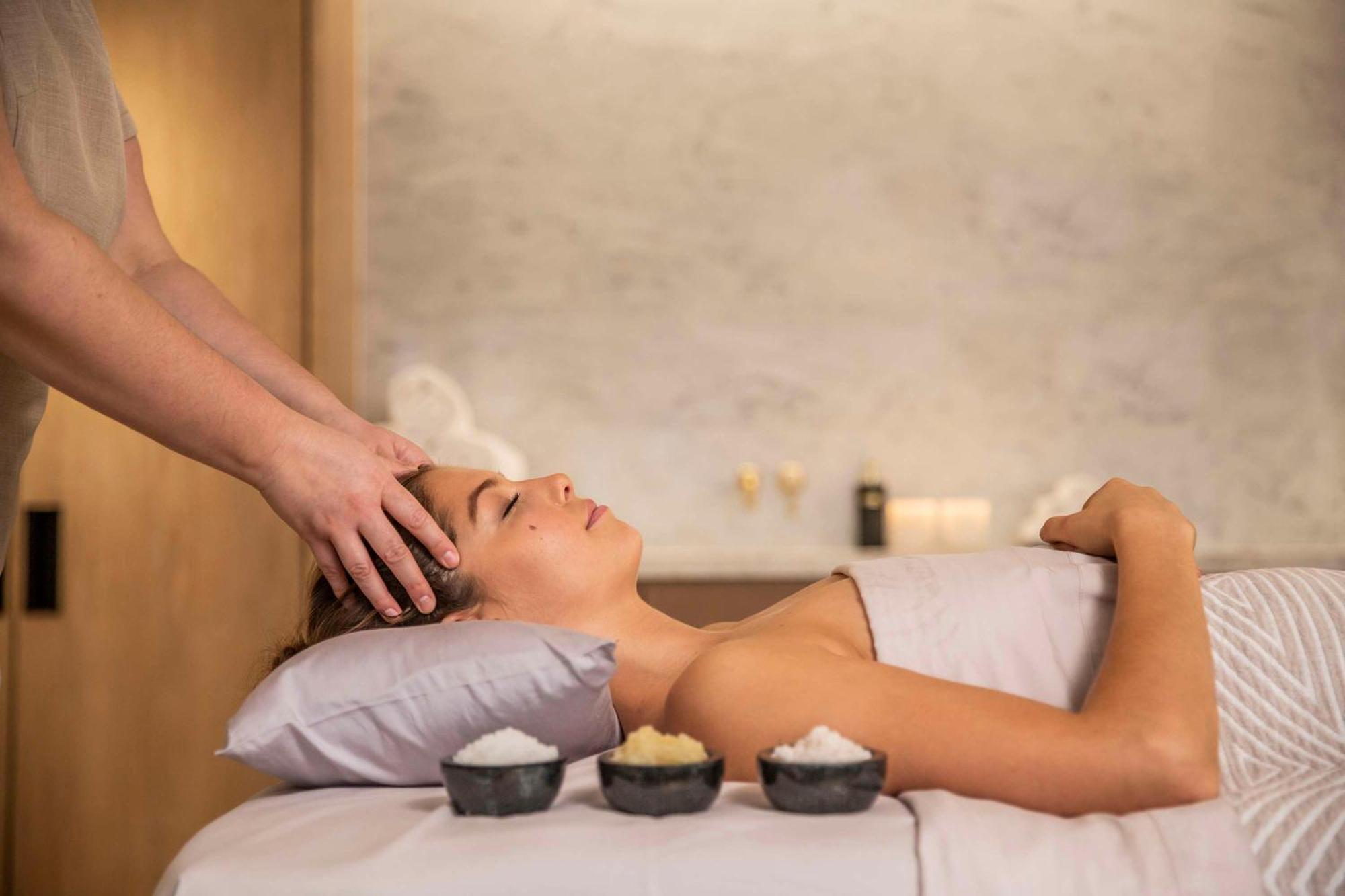Готель Park Hyatt Окленд Екстер'єр фото A woman receiving a hot stone massage