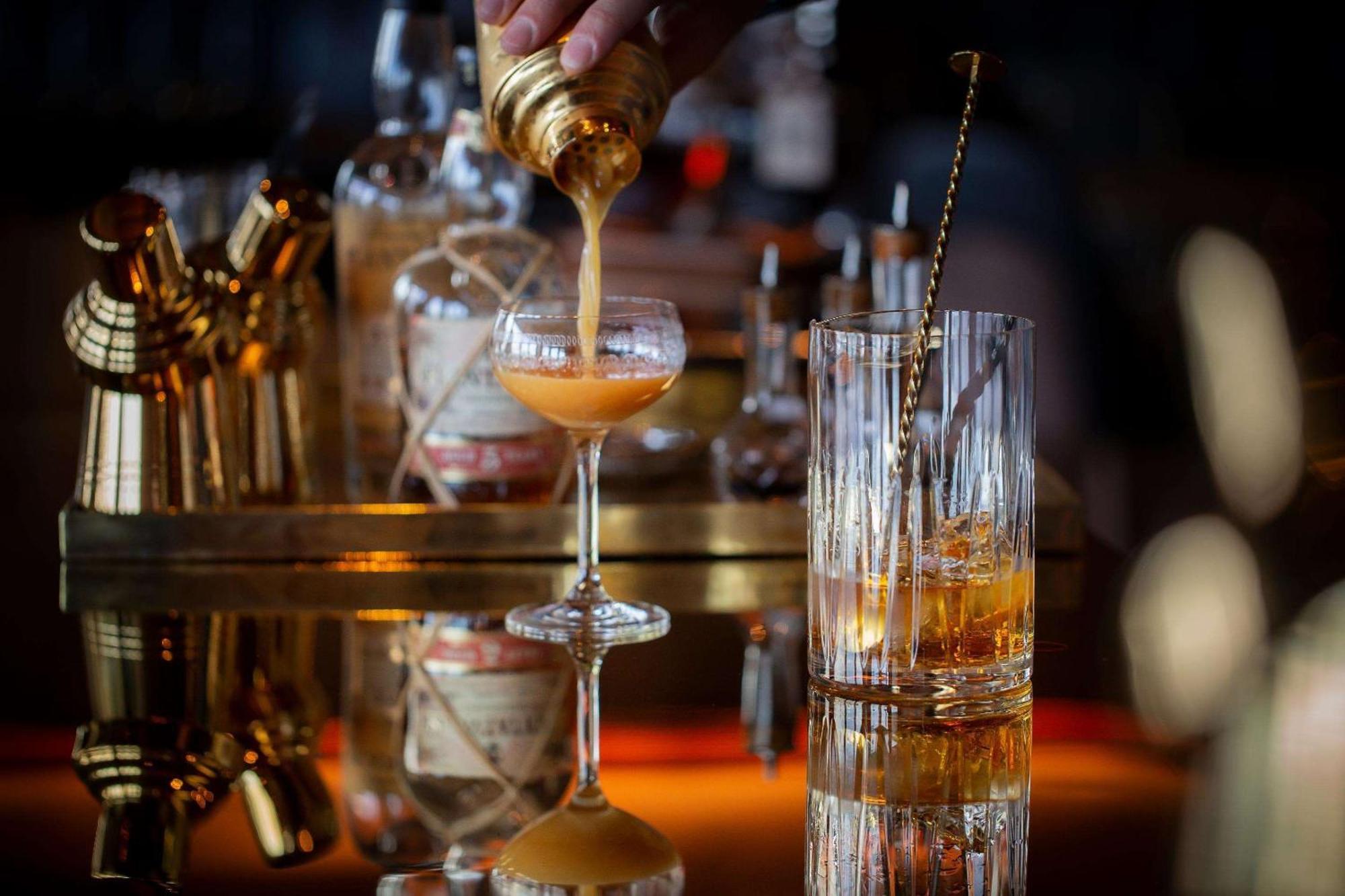 Готель Park Hyatt Окленд Екстер'єр фото A bartender preparing a cocktail